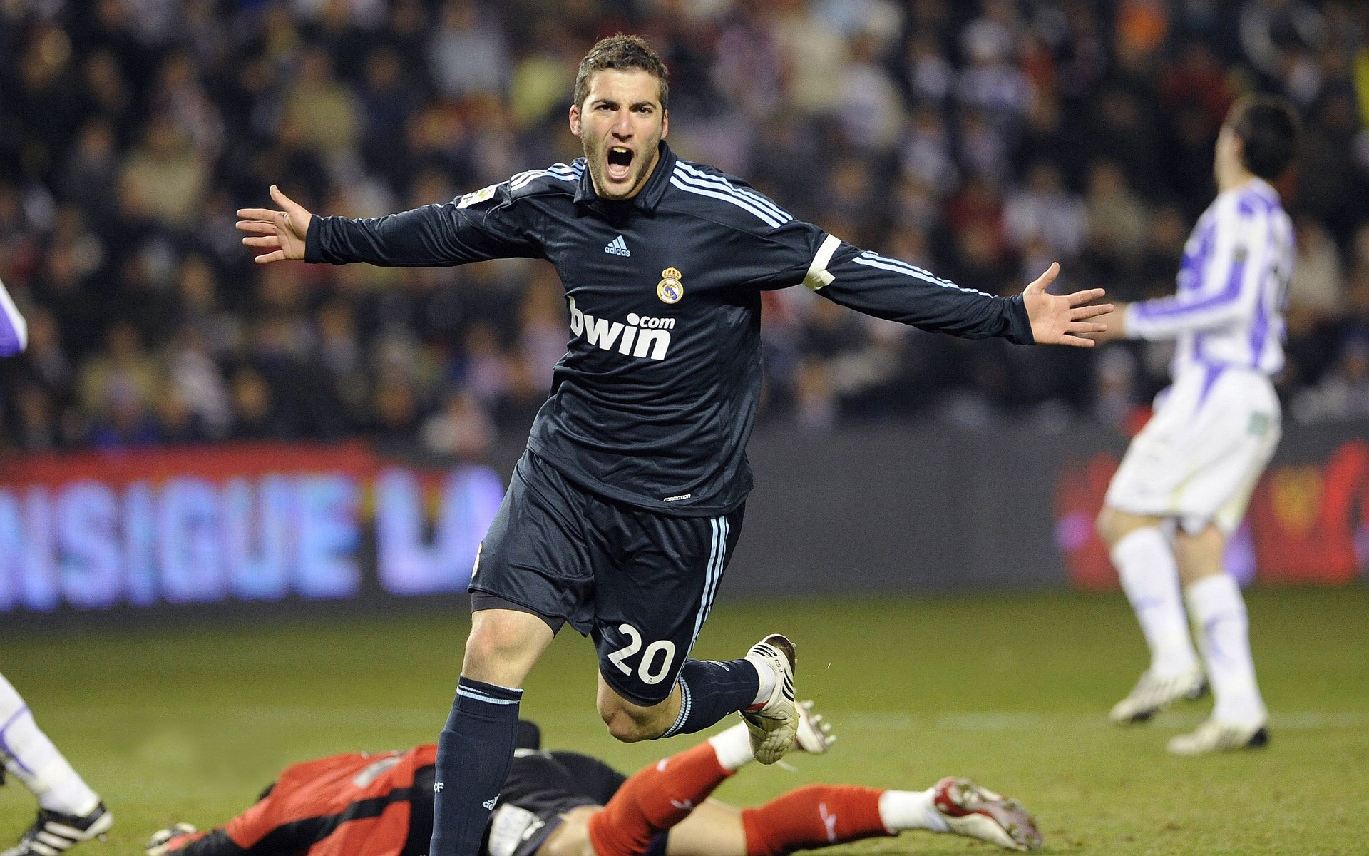 球队战术执行精准获好评，足球队战术训练方案